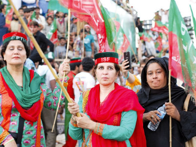 band wagon more pakistan tehreek i insaf supporters leave city for islamabad
