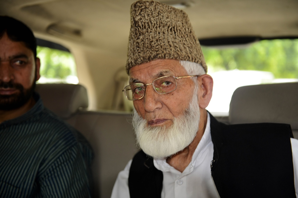 Attracting criticism: Kashmiri leaders meet Pakistan envoy to India