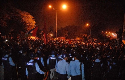 sanity prevails policemen play cards at constitution avenue