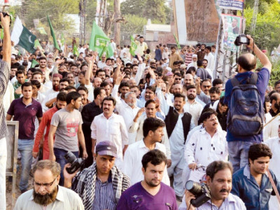 show of strength pml n workers rally in support of nawaz show of strength pml n workers rally in support of nawaz