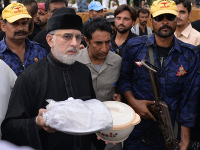 stalemate persists qadri renews call for national government