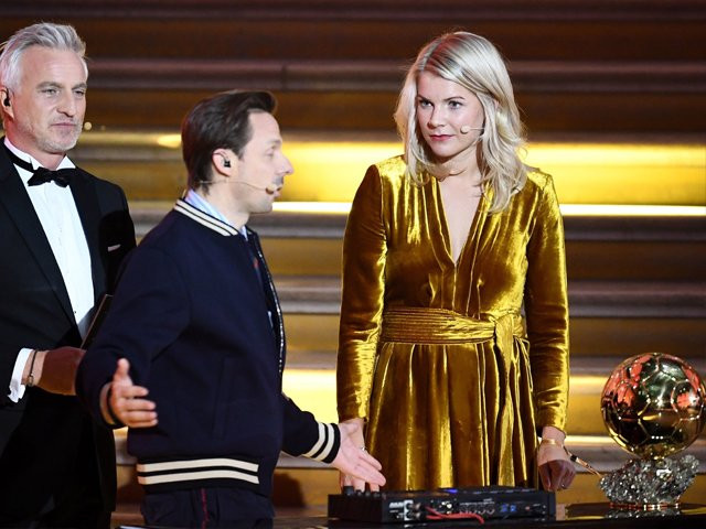 ada hegerberg r looks on next to french former player and presenter david ginola and french dj and co host martin solveig c after receiving the women 039 s 2018 women 039 s ballon d 039 or award for best player of the year on december 3 2018 photo afp