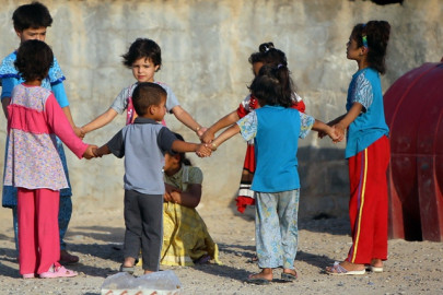 iraq strikes militants as fears grow for thousands in besieged town