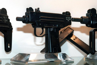 nine year old girl accidentally shoots dead us instructor with uzi