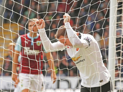 english premier league burnley add to united woes in goalless draw