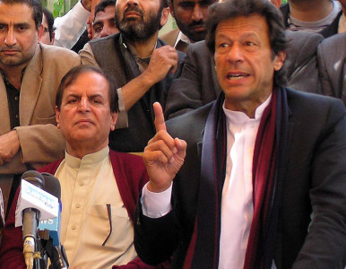 rebutting hashmi s accusations imran khan says he does not need army s help