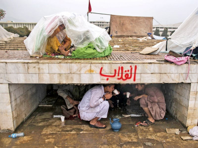 heavy rains pat pti protesters stick to their guns