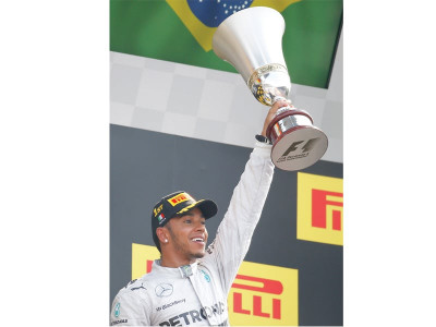 hamilton trims rosberg s lead with italian gp victory