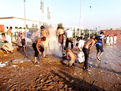 everyday life presidency fills protesters water needs everyday life presidency fills protesters water needs