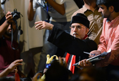 defacing currency scribble go nawaz go on banknotes qadri tells workers defacing currency scribble go nawaz go on banknotes qadri tells workers