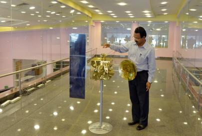 india s spacecraft on target to reach mars