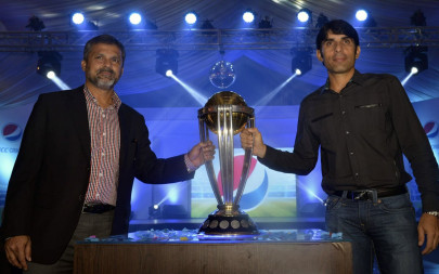 world cup starved pakistan welcomes trophy visit