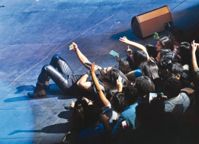 100happydays ali zafar gives into the selfie frenzy on stage 100happydays ali zafar gives into the selfie frenzy on stage