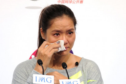 sharapova leads tribute to emotional li na