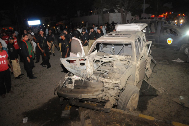 two dead 7 injured in bomb attack targetting ssp farooq awan in karachi two dead 7 injured in bomb attack targetting ssp farooq awan in karachi