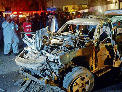 karachi blast top anti terror cop escapes bid on life