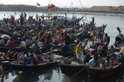 pakistan arrests 25 indian fishermen
