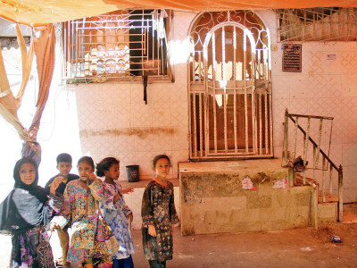 turf war one dead four injured in lyari shoot out