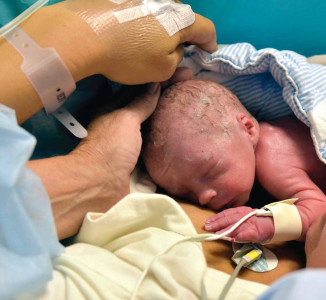woman gives birth after womb transplant