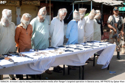 security forces arrest 135 suspects in karachi raids