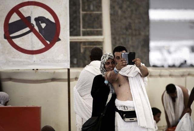snap hajj selfies gain popularity spark controversy snap hajj selfies gain popularity spark controversy