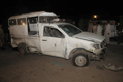 16 injured in attack on police van in karachi