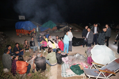 china earthquake leaves 300 injured one dead