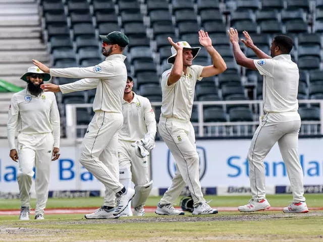 vernon philander of south africa celebrates with team mates during day 4 of the 3rd castle lager test match between south africa and pakistan at bidvest wanderers stadium on january 14 2019 in johannesburg south africa vernon philander of south africa celebrates with team mates during day 4 of the 3rd castle lager test match between south africa and pakistan at bidvest wanderers stadium on january 14 2019 in johannesburg south africa