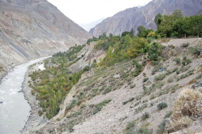 mountainside mayhem 5 000 people at risk as another village begins to slide into hunza river mountainside mayhem 5 000 people at risk as another village begins to slide into hunza river