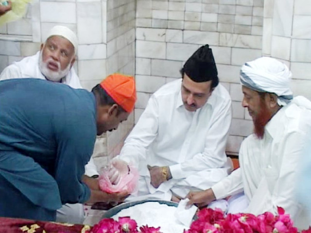 spiritual ecstasy devotees throng baba farid s urs in pakpattan spiritual ecstasy devotees throng baba farid s urs in pakpattan