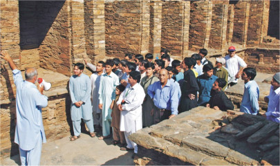 walking through history students visit takht bhai