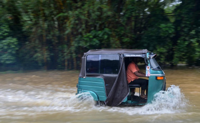 300 feared missing as mudslides hit sri lanka tea region