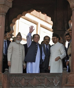 imam of delhi s jama masjid invites nawaz snubs modi for son s anointment