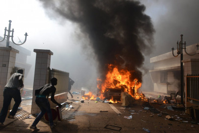 burkina parliament set ablaze in protests over president