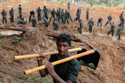 rains slow sri lanka search for mudslide victims