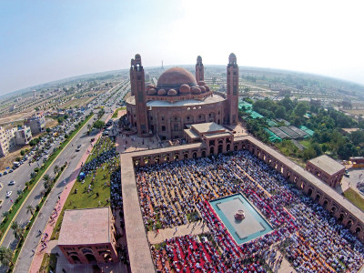 world s 7th largest masjid maulana tariq jamil delivers friday sermon at bahria town mosque