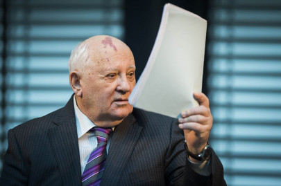 gorbachev warns world on brink of new cold war report