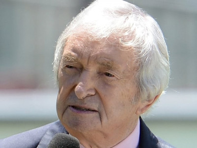 cricket commentator benaud fighting skin cancer