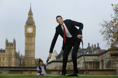 world tallest and shortest men meet on records day