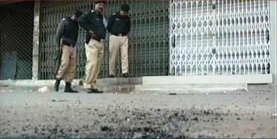 asi killed 5 injured in attacks on karachi police