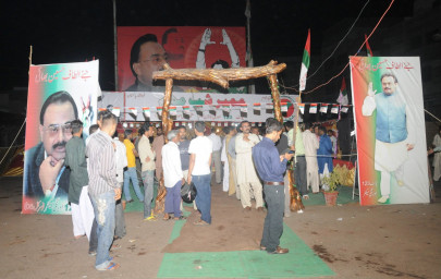 mqm parliamentarians among 20 injured in karachi grenade attack