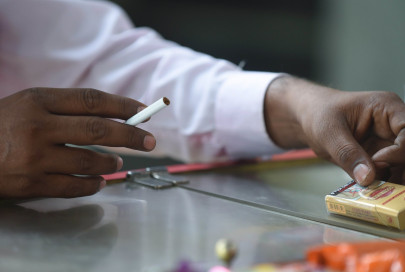 india moves to raise age for tobacco purchases to 25