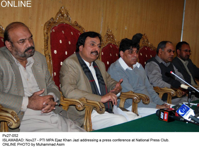 gearing up imran s supporters prepare for nov 30 rally gearing up imran s supporters prepare for nov 30 rally