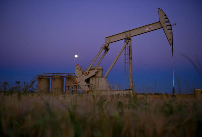 us crude oil prices fall by more than 7 a barrel