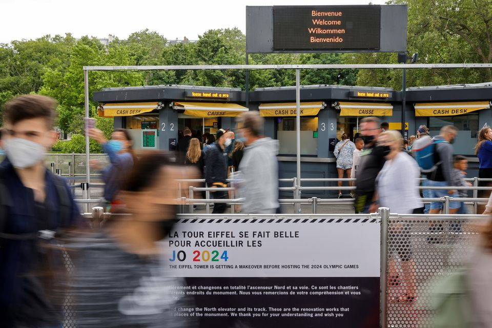 people queue for tickets as paris iconic eiffel tower reopens its doors to tourists since late october 2020 after the second national covid 19 lockdown in paris france july 16 2021 photo reuters