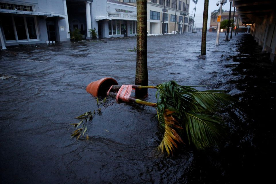 Photo of Waning Hurricane Ian creeps across Florida after battering Gulf Coast