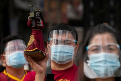 philippines catholics display devotion to christ statue pray for end of pandemic