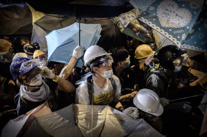 hong kong police clash with protesters outside govt hq