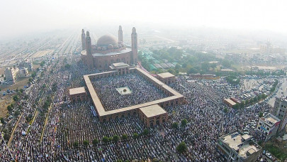 world s seventh largest mufti muneeb leads friday prayers at bahria town mosque
