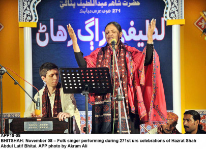 devotees head to bhit shah for 2nd day of urs